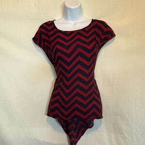 F-169 Three Hearts Red & Blue Chevron print‎ Short Sleeve Hi Lo Blouse Size M